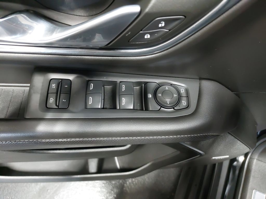 2023 GMC YUKON - Image 32