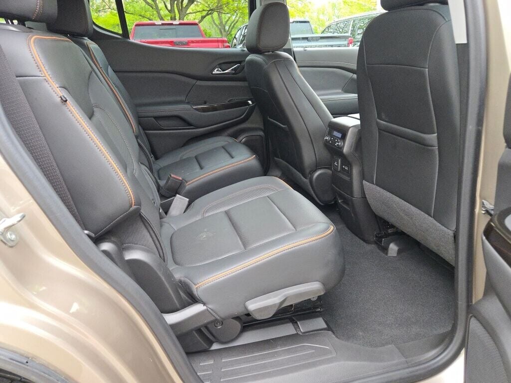 2023 GMC ACADIA - Image 9