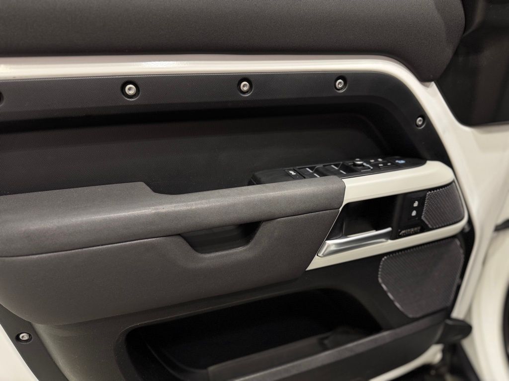 2023 LAND ROVER DEFENDER - Image 18