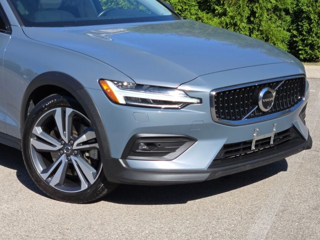 2024 VOLVO V60CC - Image 2