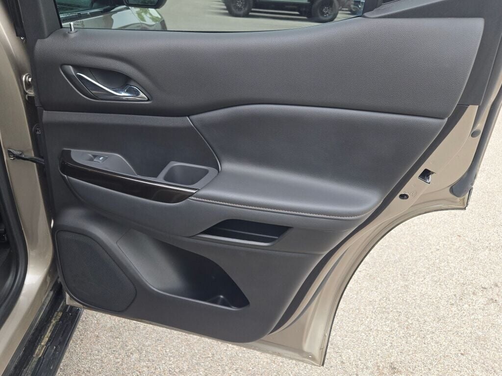 2023 GMC ACADIA - Image 10