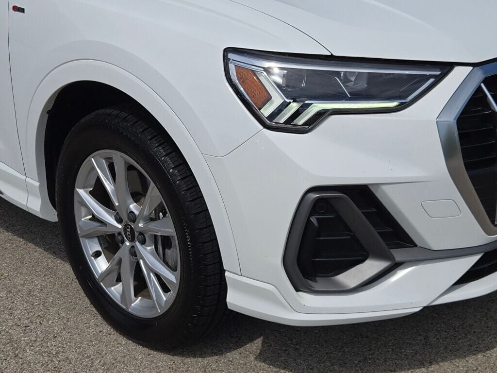 2023 Audi Q3 45 TFSI S line Premium photo 3