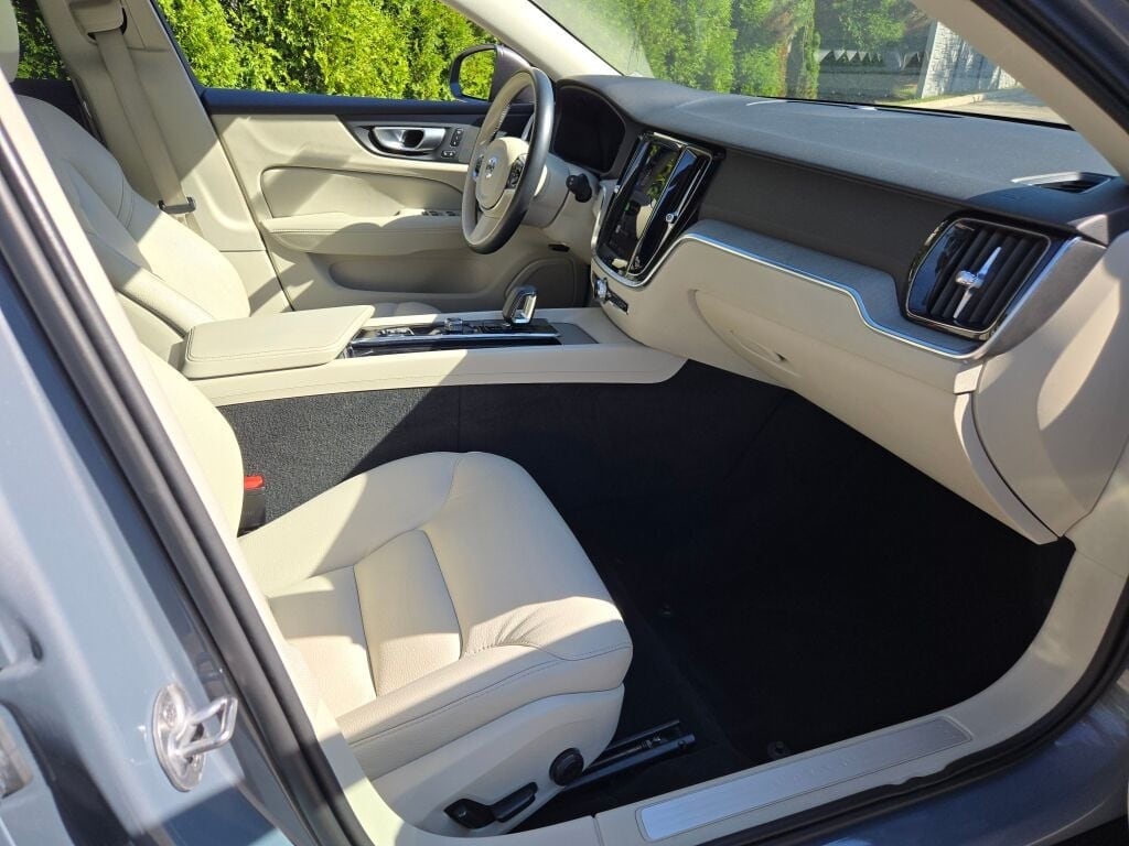 2024 VOLVO V60CC - Image 7