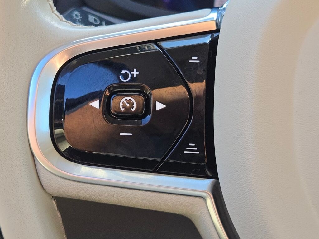 2024 VOLVO V60CC - Image 33