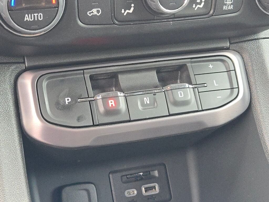 2023 GMC ACADIA - Image 32