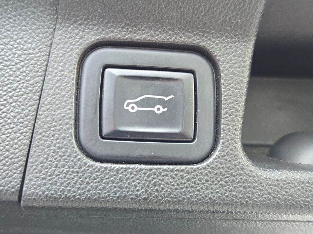 2023 GMC ACADIA - Image 18