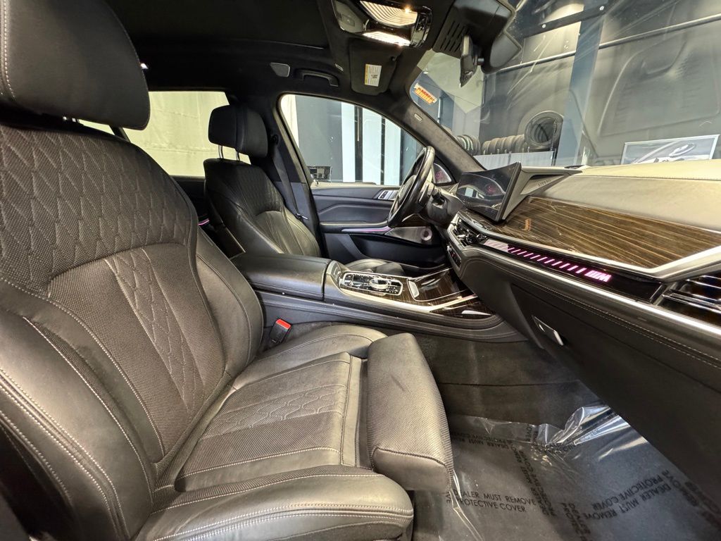 2024 BMW X7 - Image 29