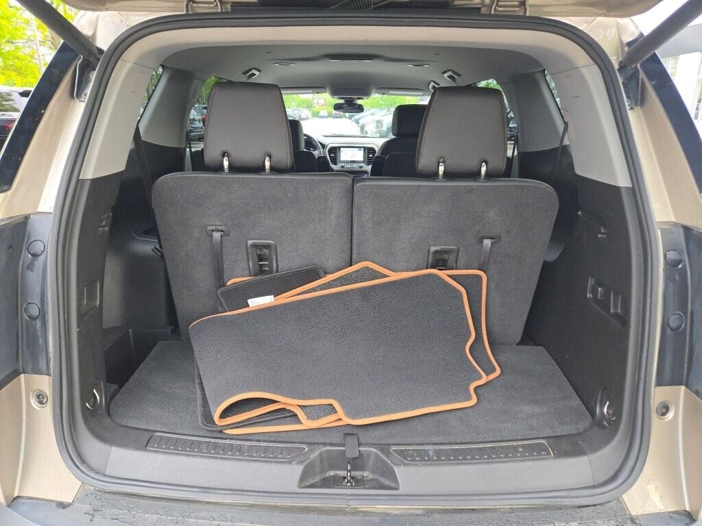 2023 GMC ACADIA - Image 17