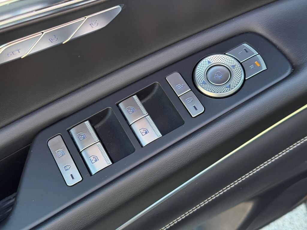 2024 GENESIS GV80 - Image 23