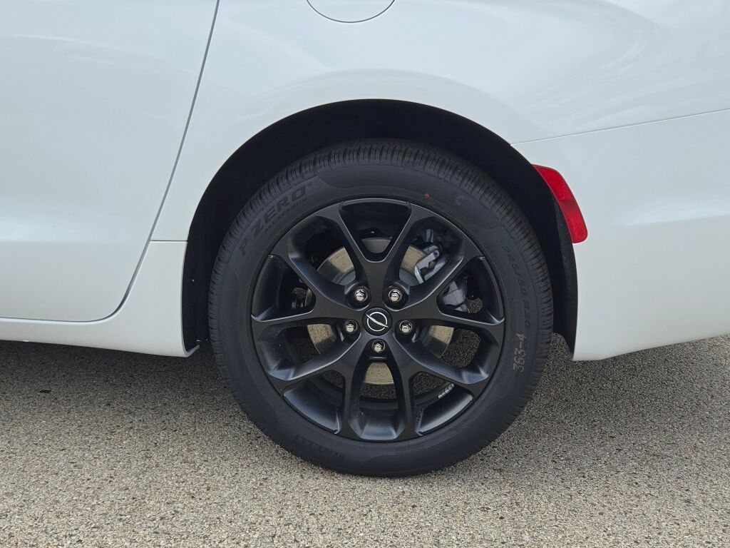2026 Chrysler Pacifica Limited - Photo 15
