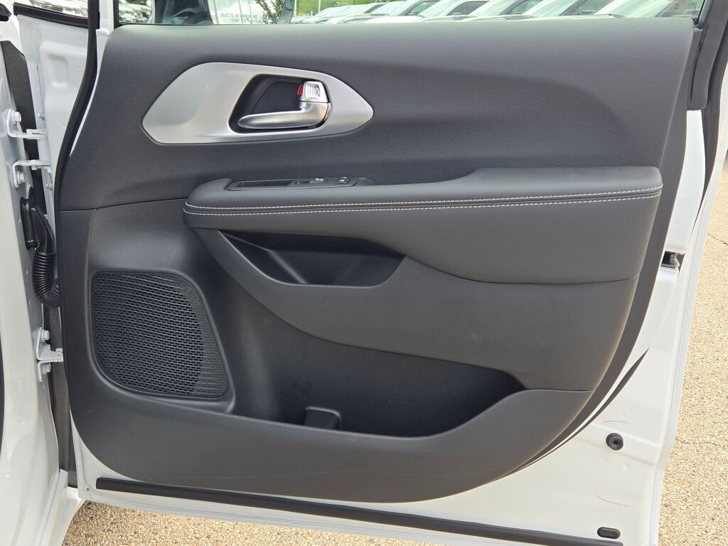 2026 Chrysler Pacifica Limited - Photo 9