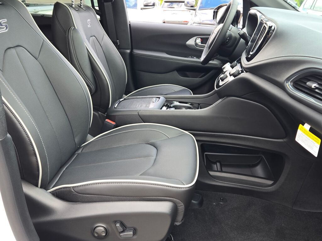 2026 Chrysler Pacifica Limited - Photo 7