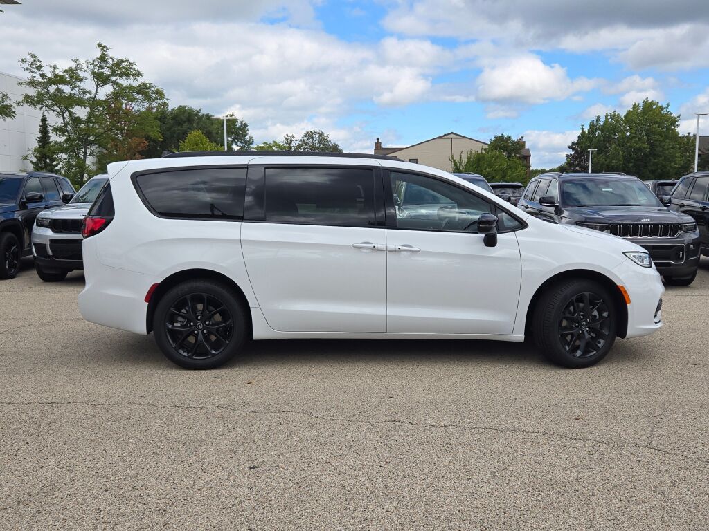 2026 Chrysler Pacifica Limited - Photo 6