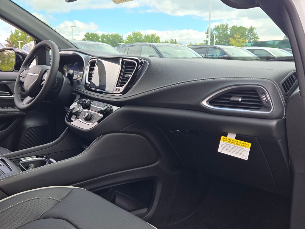 2026 Chrysler Pacifica Limited - Photo 8