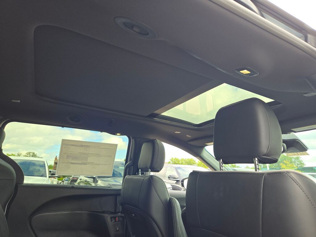 2026 Chrysler Pacifica Limited - Photo 11