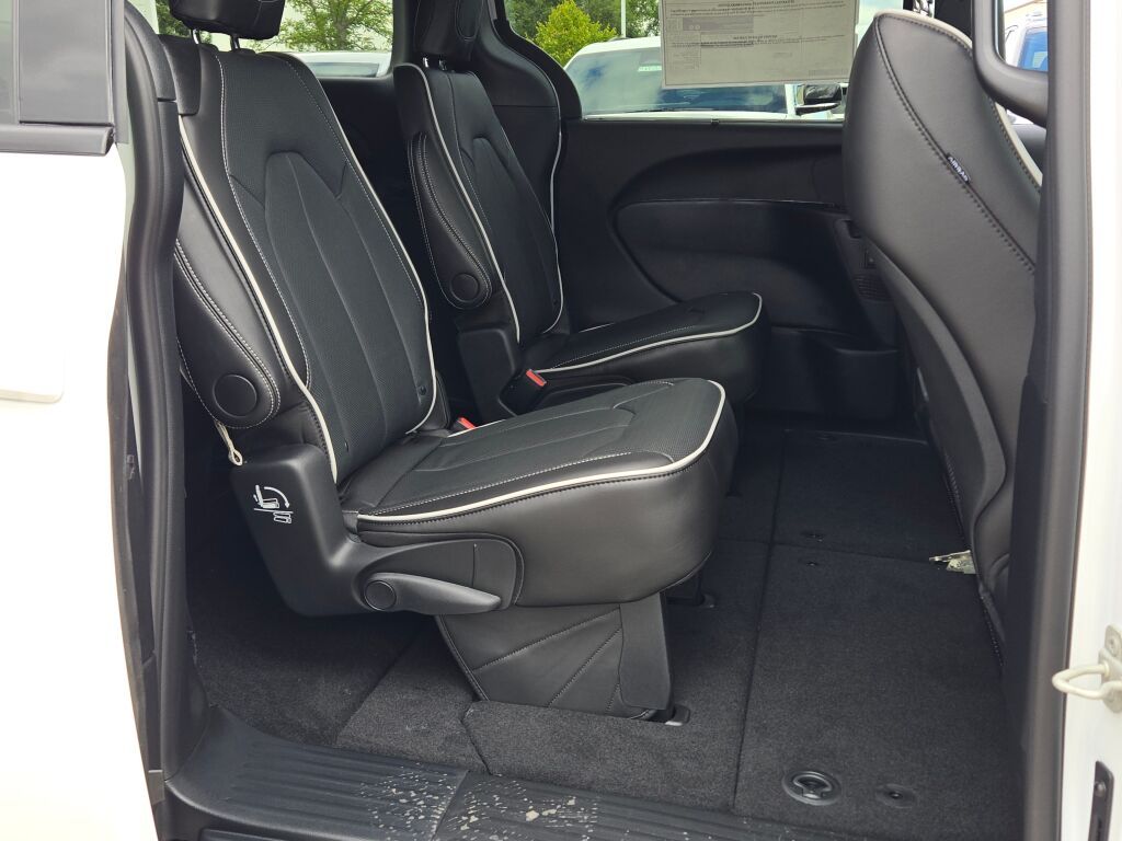2026 Chrysler Pacifica Limited - Photo 10