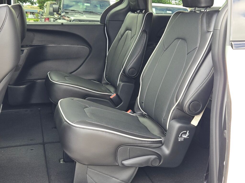 2026 Chrysler Pacifica Limited - Photo 18