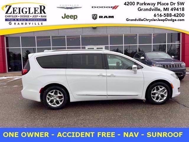 2020 Chrysler Pacifica Limited's photo