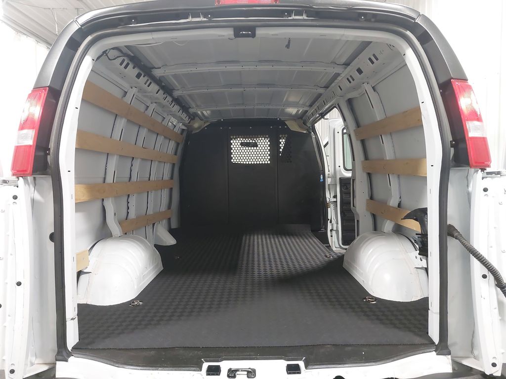 2024 GMC SAVANA - Image 11