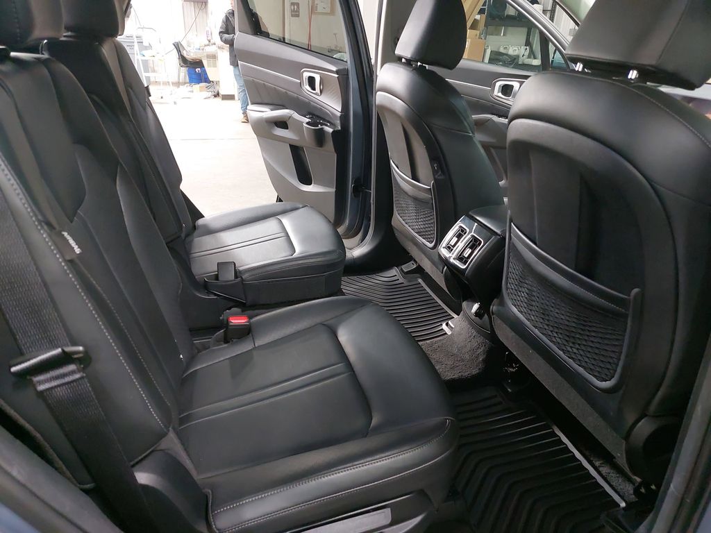 2024 KIA SORENTO - Image 11