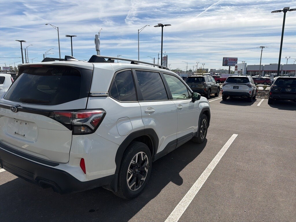 2025 Subaru Forester Premium photo 3