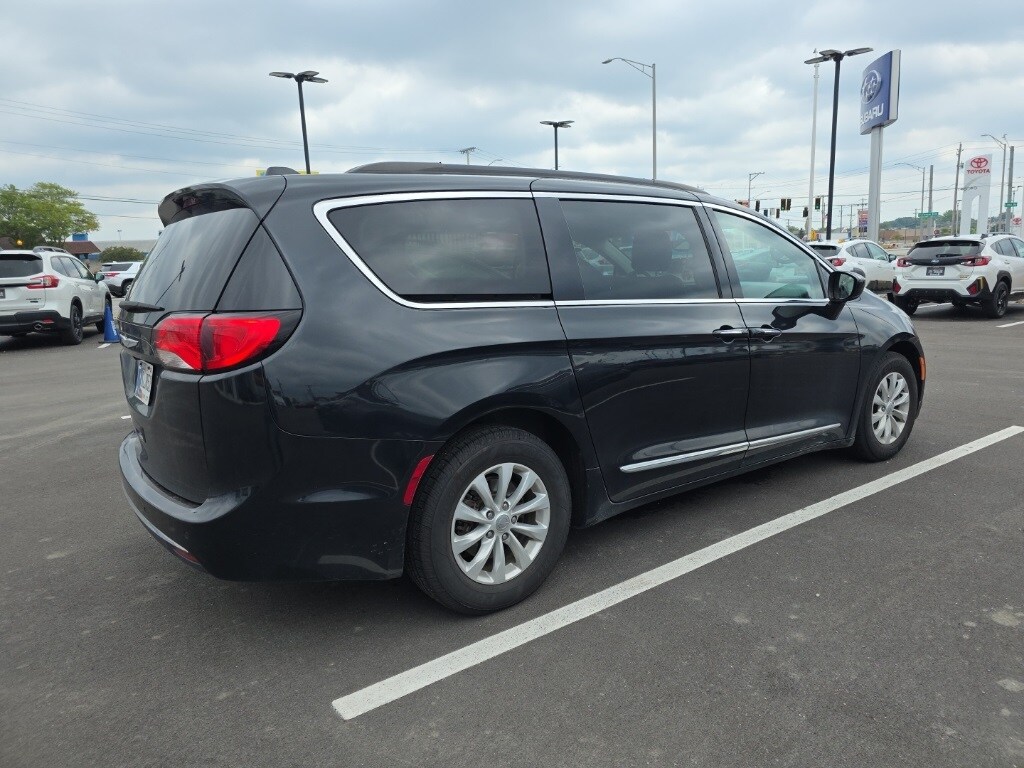 2017 Chrysler Pacifica Touring L photo 2