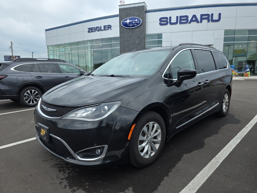 2017 Chrysler Pacifica Touring L photo 4