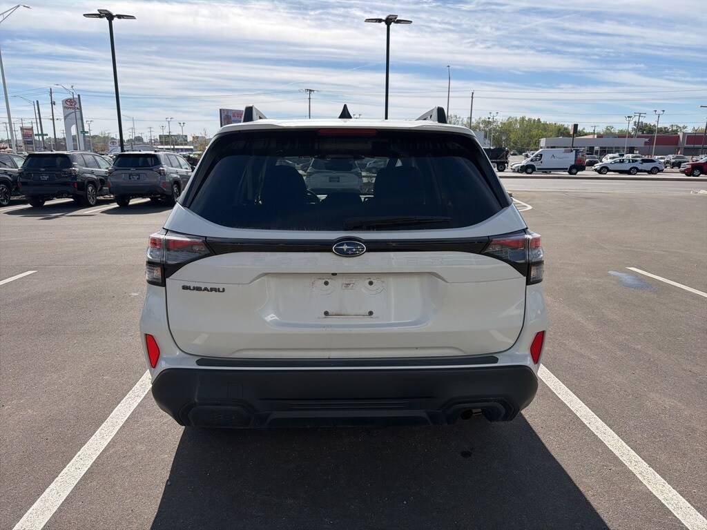 2025 Subaru Forester Premium photo 4