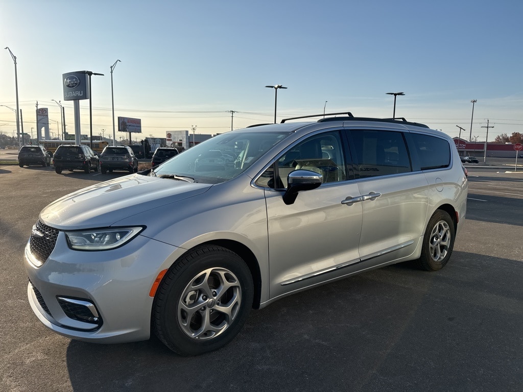 Used 2023 Chrysler Pacifica Limited Minivan/Van