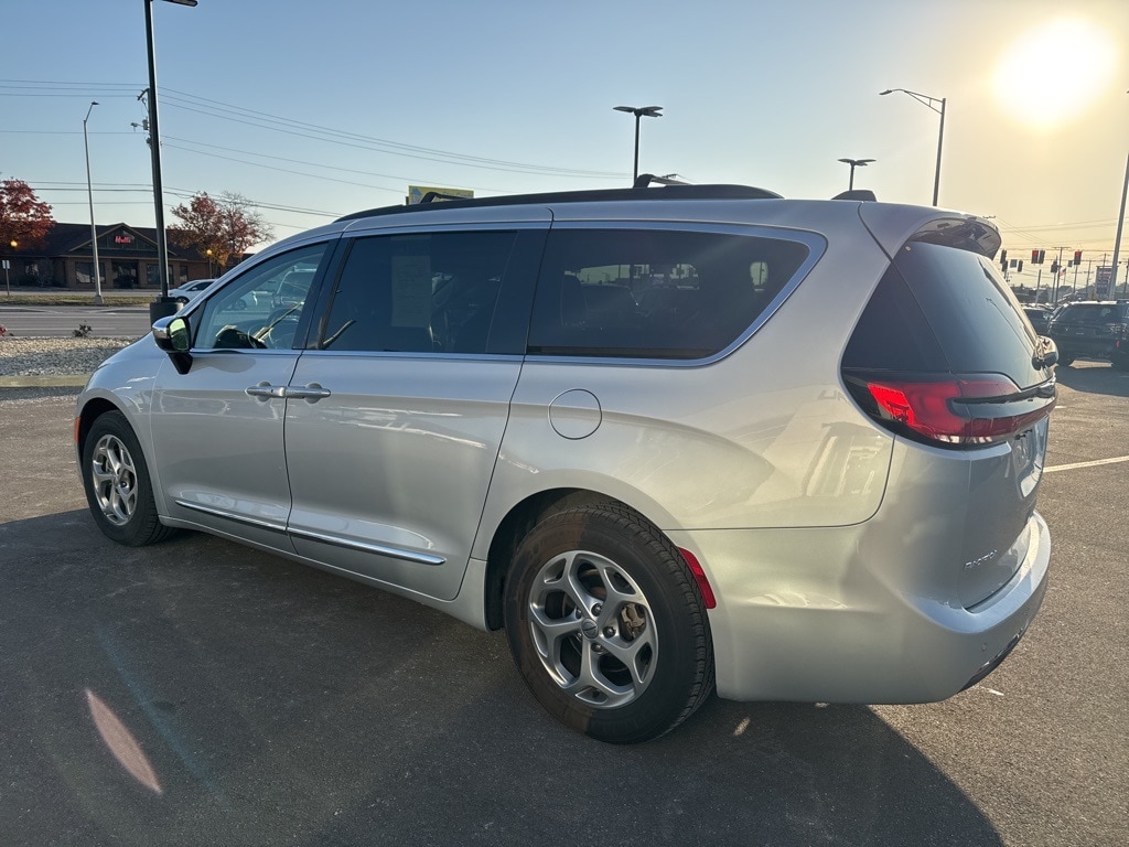 Used 2023 Chrysler Pacifica Limited Minivan/Van