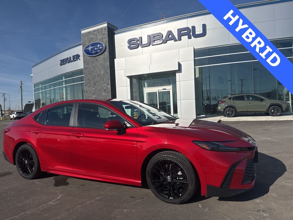 2025 Toyota Camry SE's photo