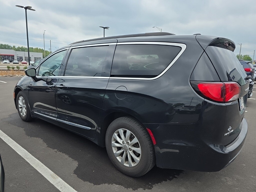 2017 Chrysler Pacifica Touring L photo 3