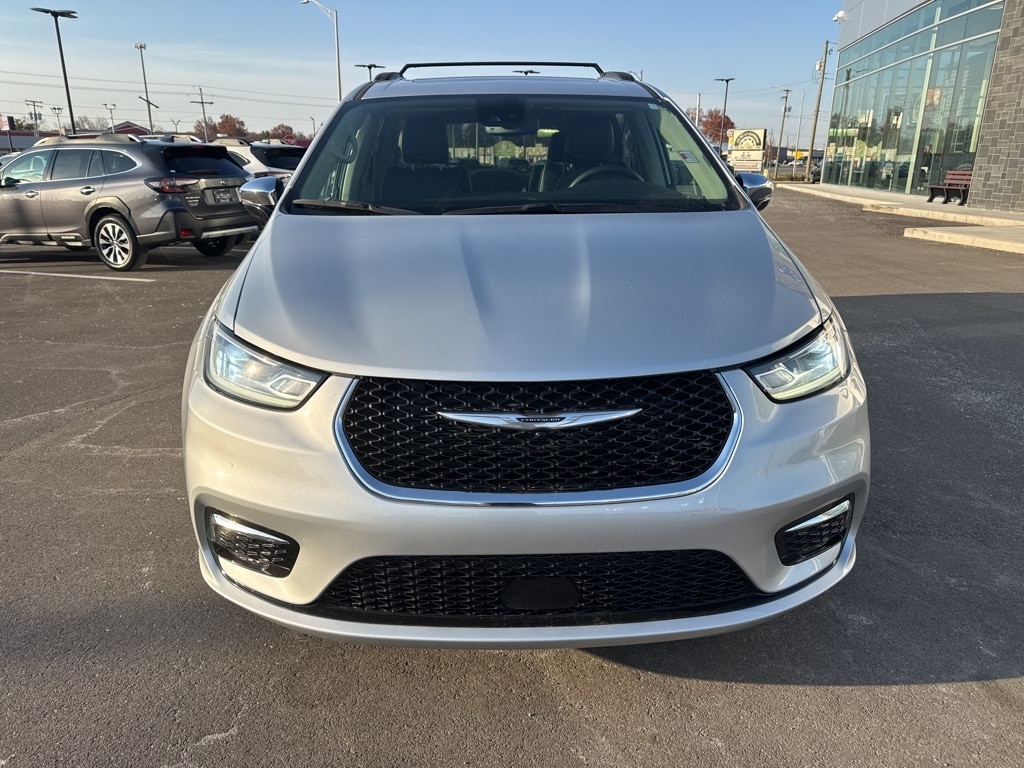 Used 2023 Chrysler Pacifica Limited Minivan/Van