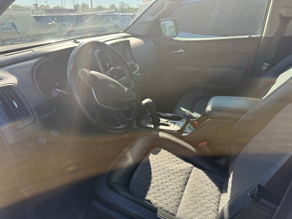 2017 Chevrolet Colorado Z71 photo 2