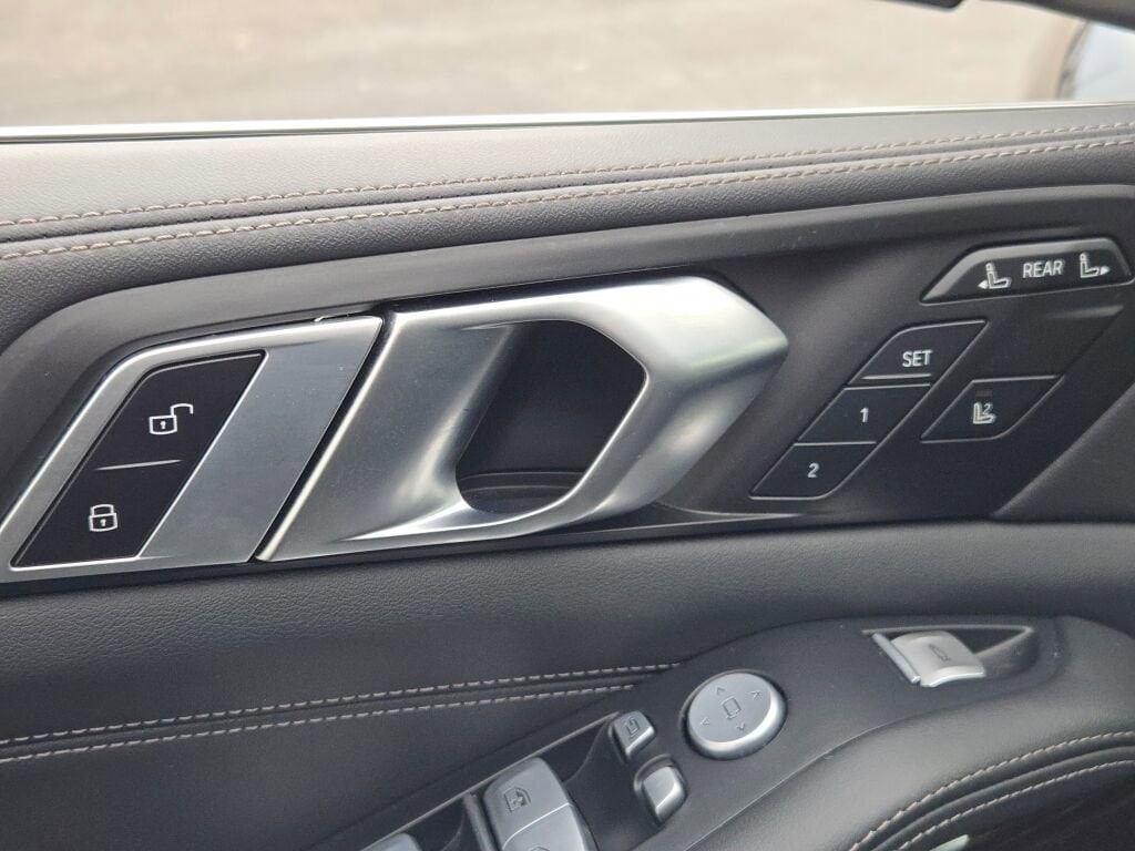 2025 BMW X7 - Image 21