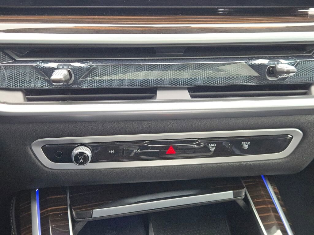 2025 BMW X7 - Image 28