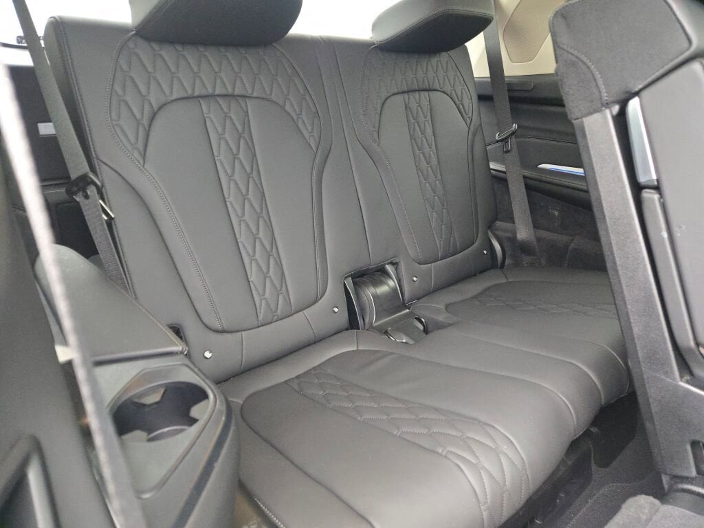 2025 BMW X7 - Image 9