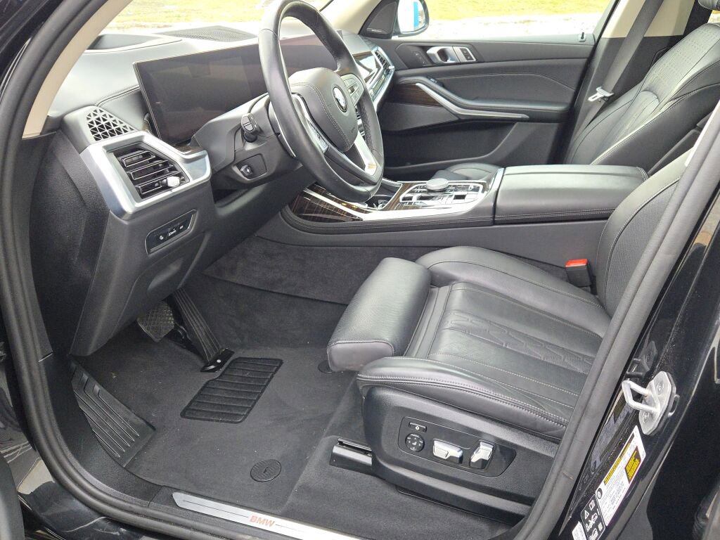 2025 BMW X7 - Image 23