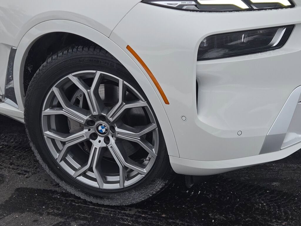 2025 BMW X7 - Image 3