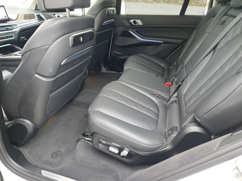 2025 BMW X7 - Image 19