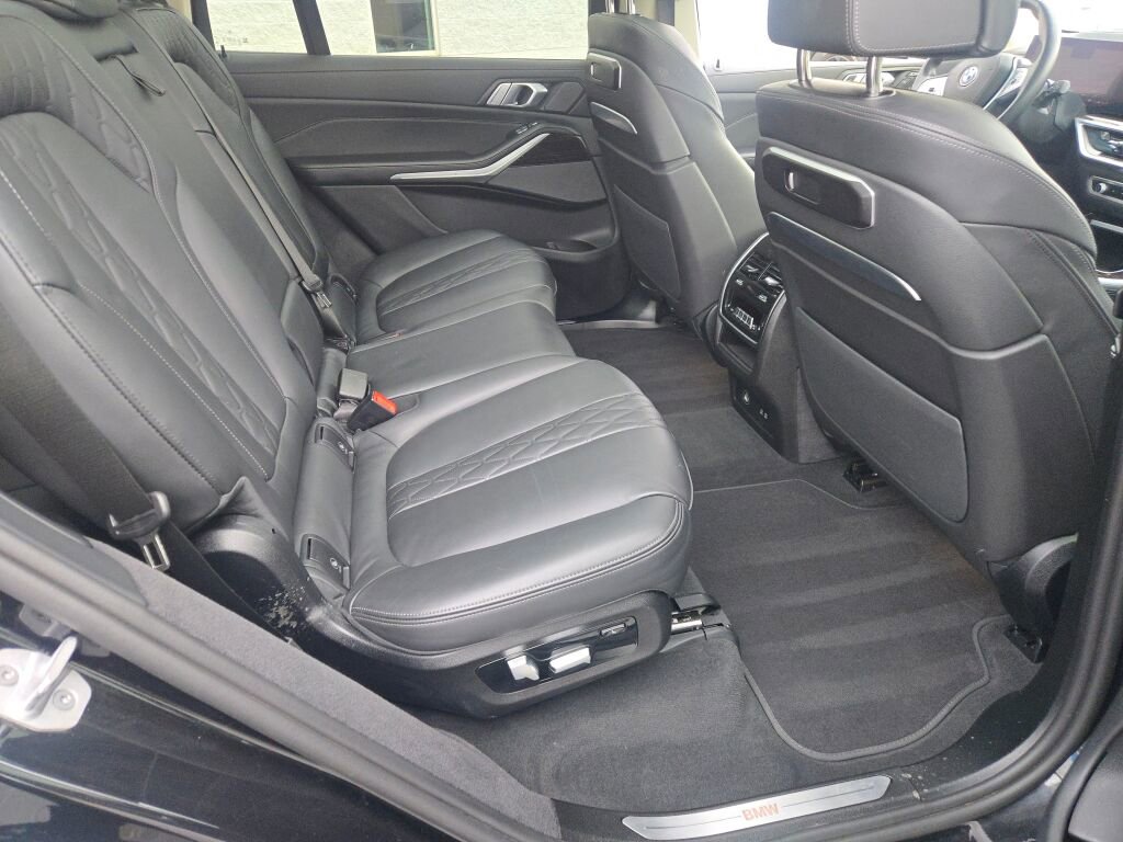 2025 BMW X7 - Image 10
