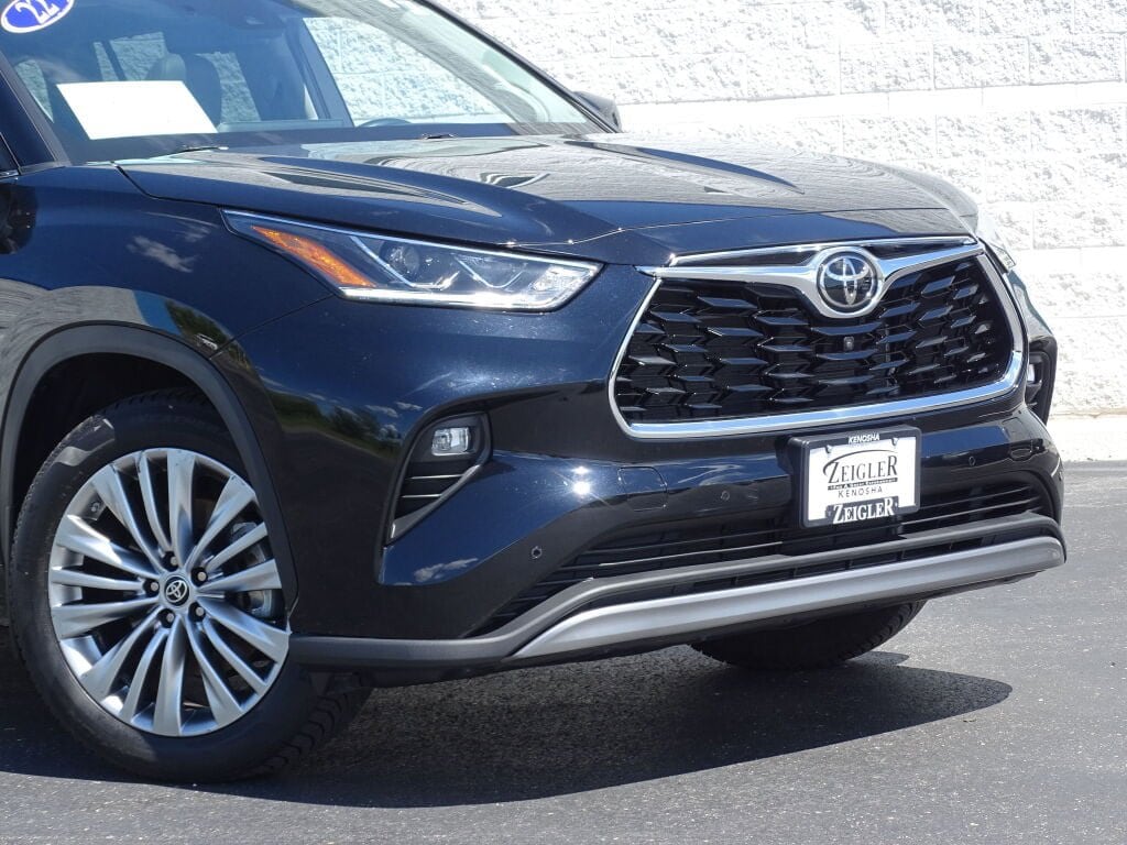 Used 2022 Toyota Highlander Platinum with VIN 5TDFZRBH4NS201315 for sale in Kenosha, WI