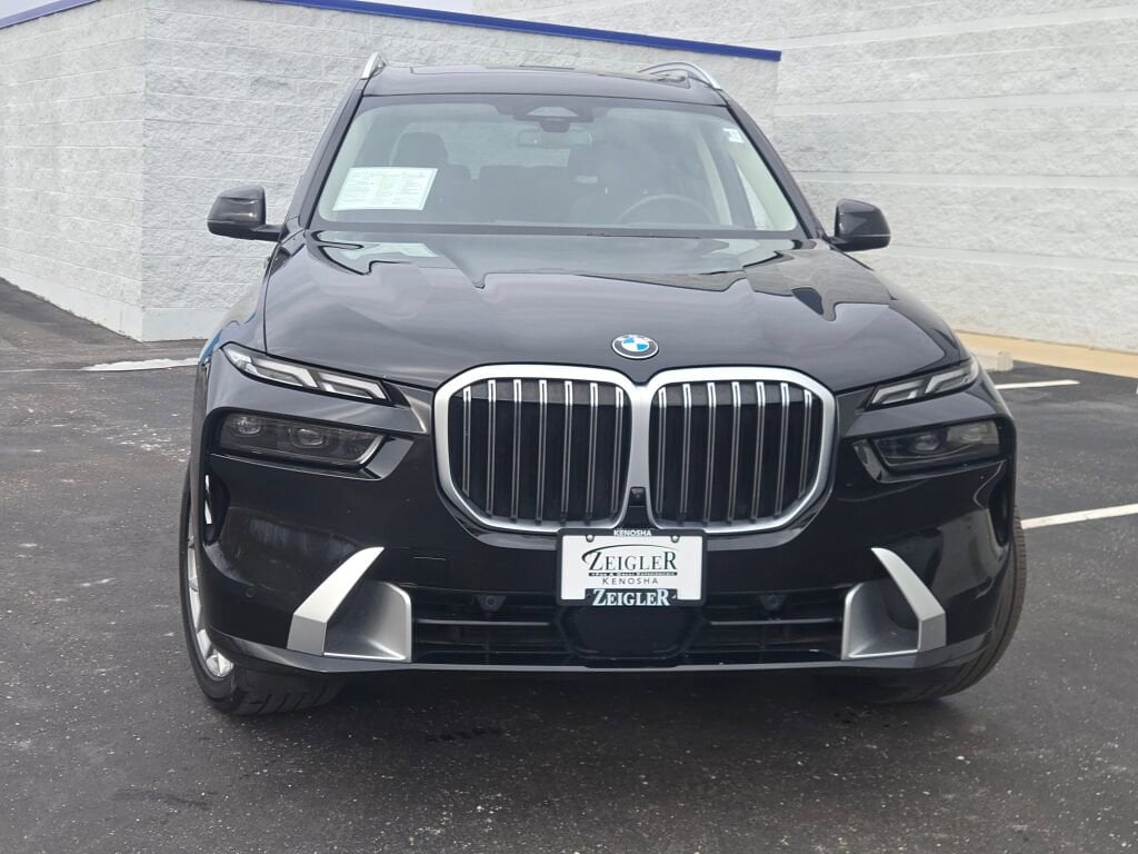 2025 BMW X7 - Image 4