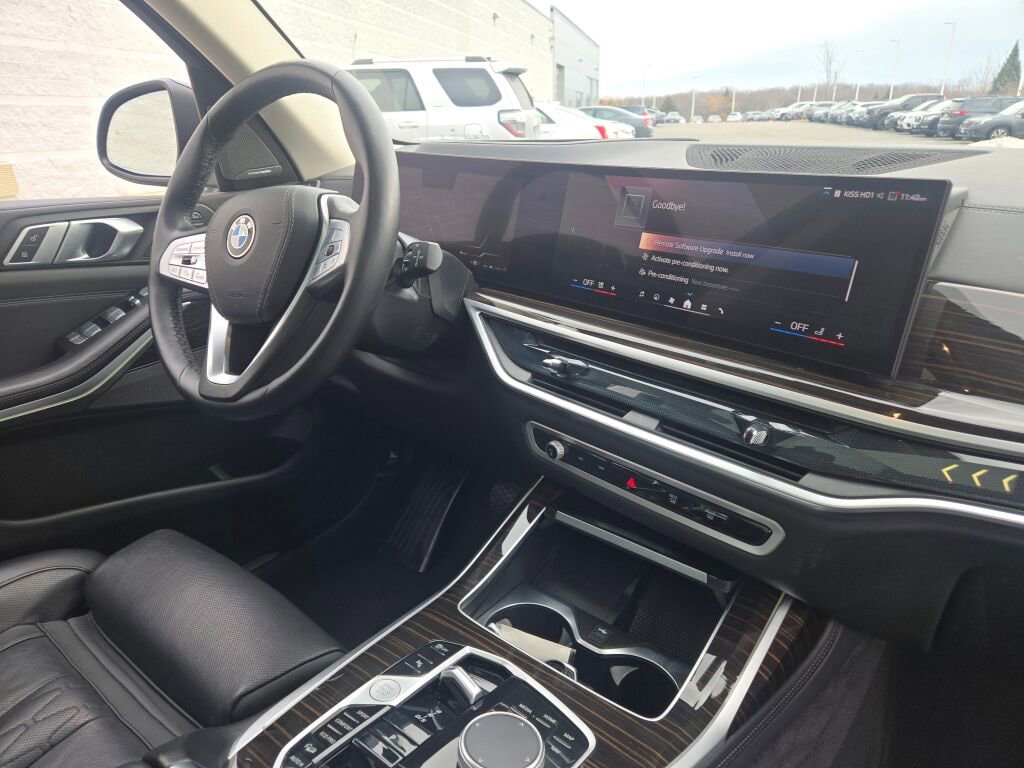 2025 BMW X7 - Image 8