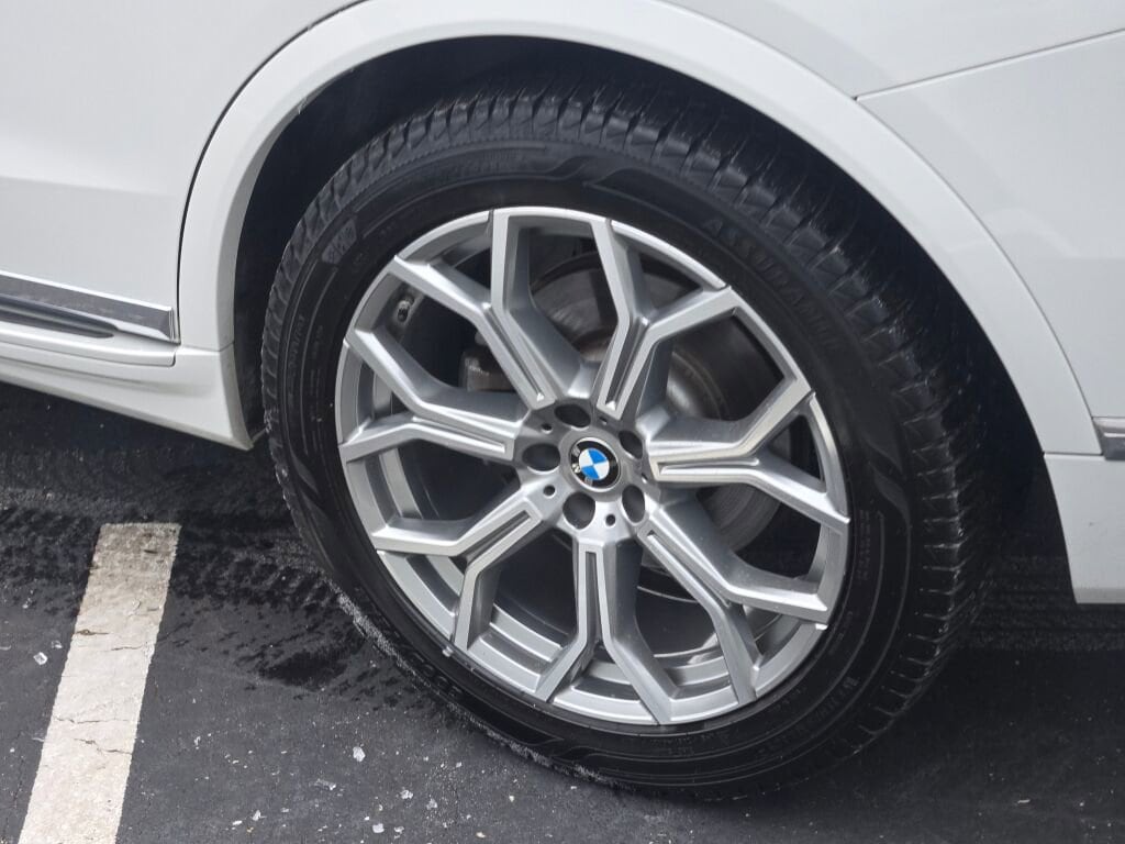 2025 BMW X7 - Image 16