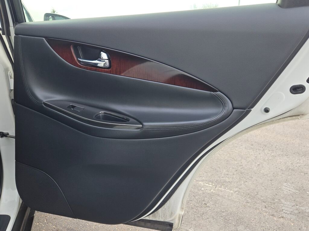 2017 INFINITI QX50 - Image 10