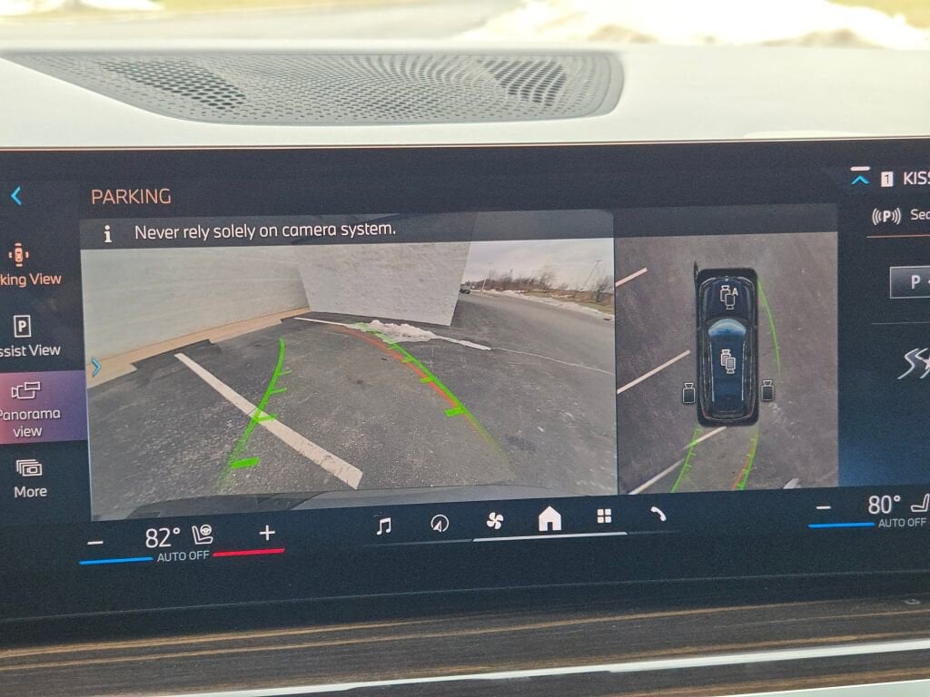 2025 BMW X7 - Image 28