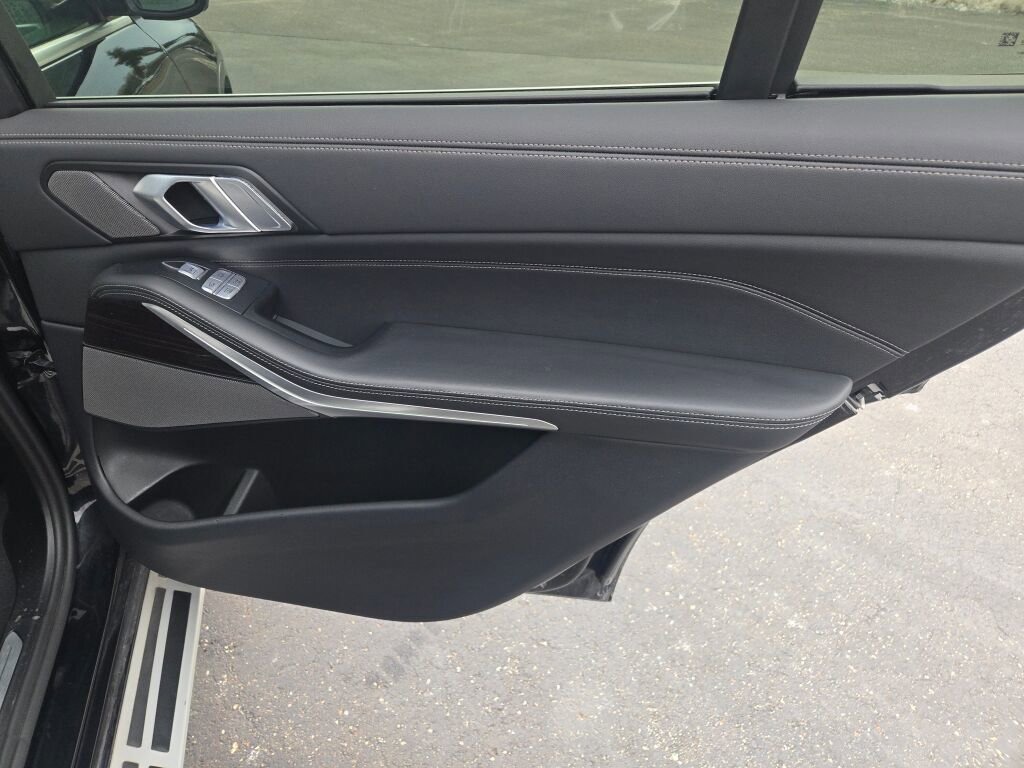 2025 BMW X7 - Image 9