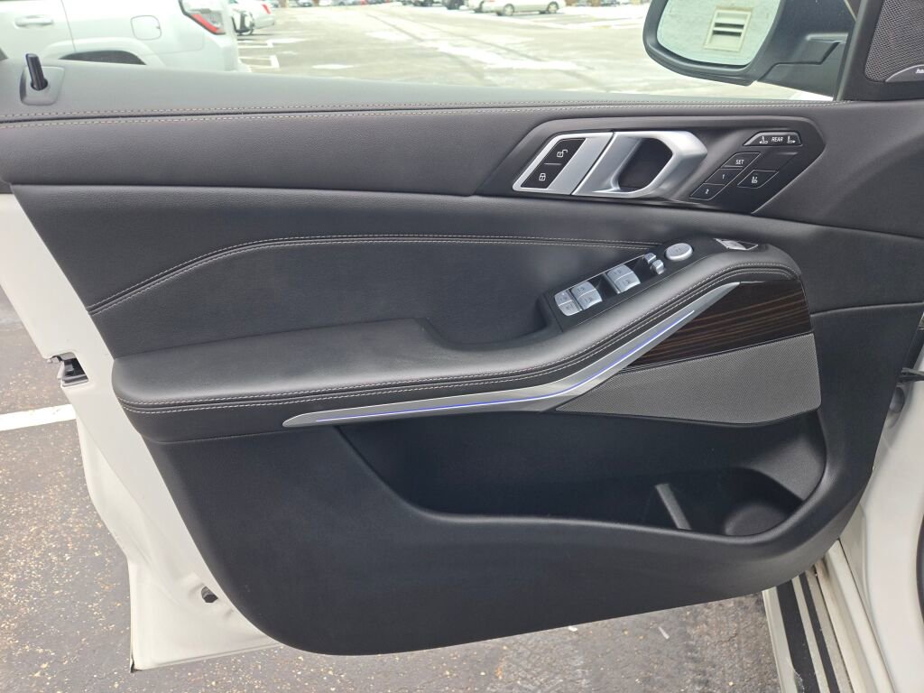 2025 BMW X7 - Image 21