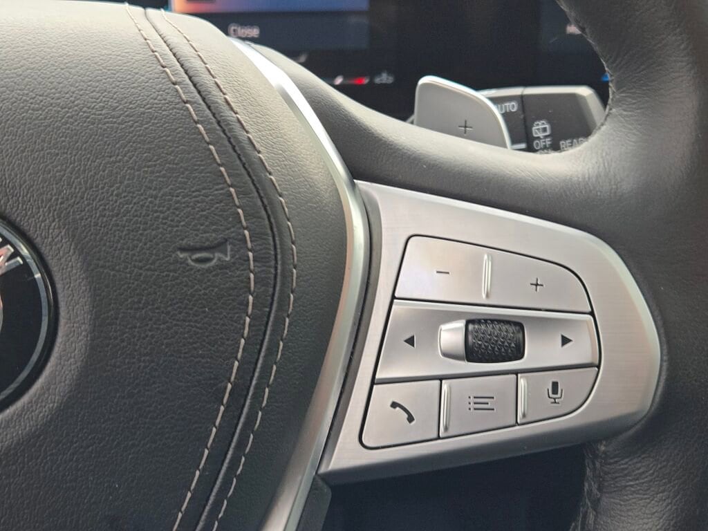 2025 BMW X7 - Image 32